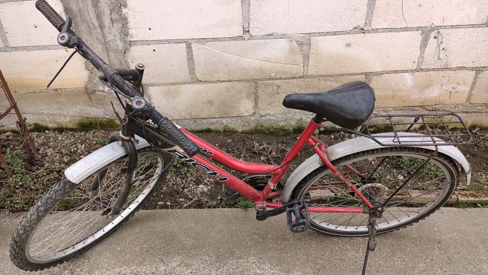 Biciclete de vânzare una funcțională, cealaltă necesită reparații