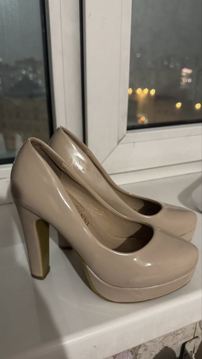 Бежевые туфли на каблуке 33 размер