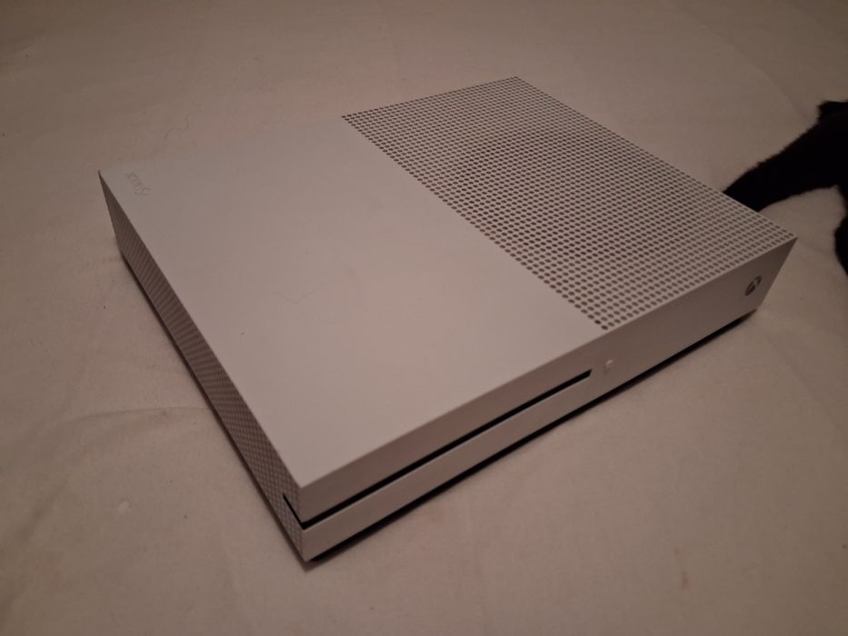 Xbox One S cu GTA 5 si o maneta