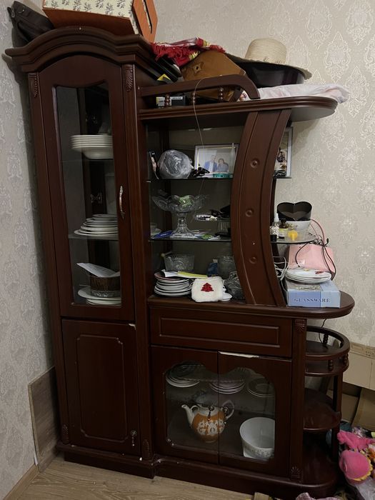 Сервант из натурального дерево