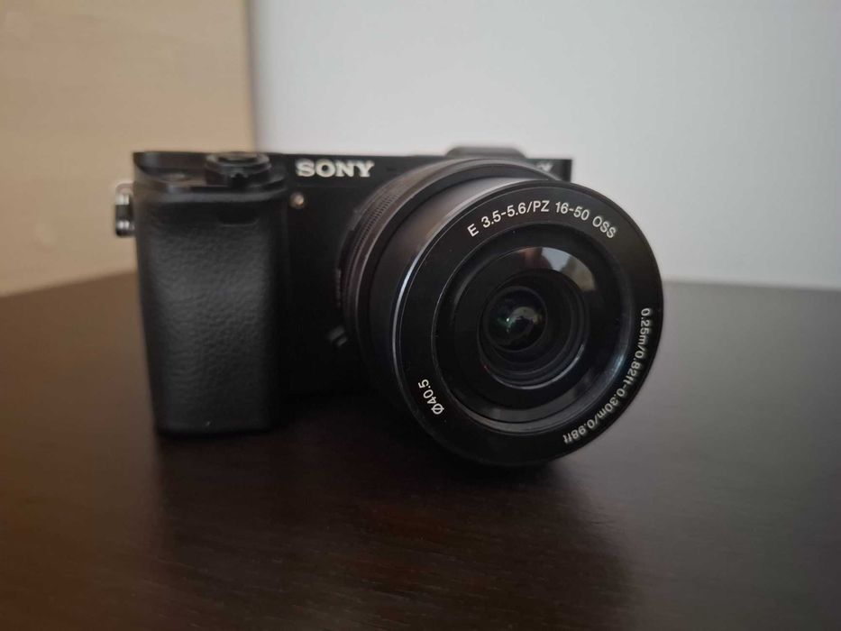 Aparat Foto Sony A6000 + Obiectiv Kit 16-50 + 3 Baterii