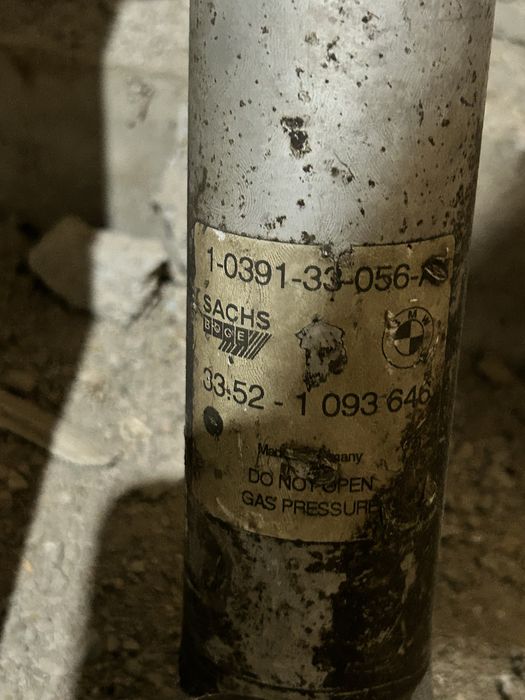 Продаю задние амортизаторы на бмв е39, bmw