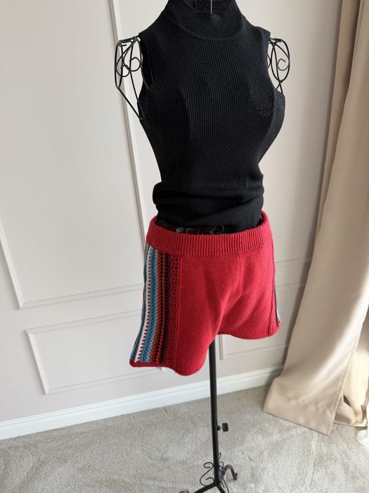 Къси плетени панталони и черни дънки