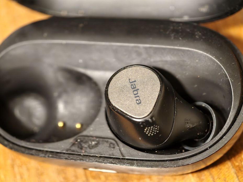 Jabra Elite 7 Pro, дясната слушалка и кейсът  за зарежданене