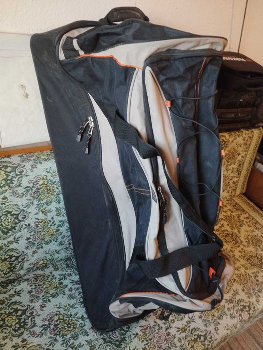 Продавам много голям сак на колелца