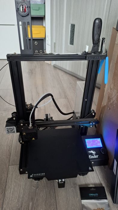 Imprimantă 3D Creality Ender 3 – ca nouă + accesorii
