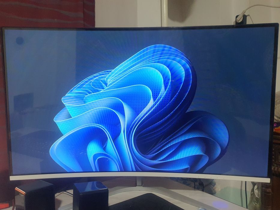 Монитор изогнутий Artel