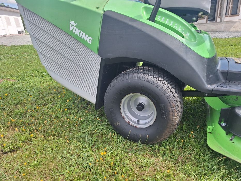 Tractoras iarbă gazon Viking