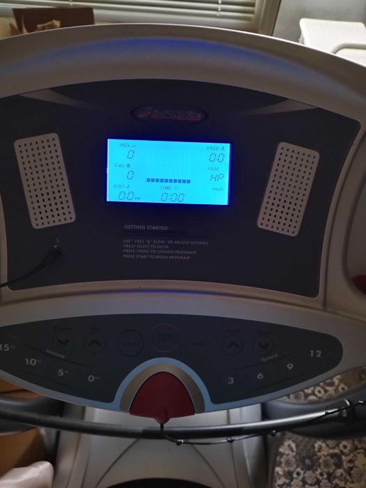 Бягаща пътечка работи...почти нова