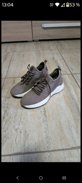 Adidași noi Kate Gray