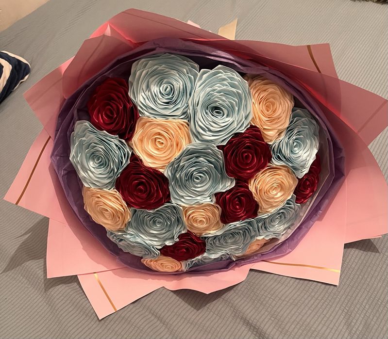 Букет из атласных роз