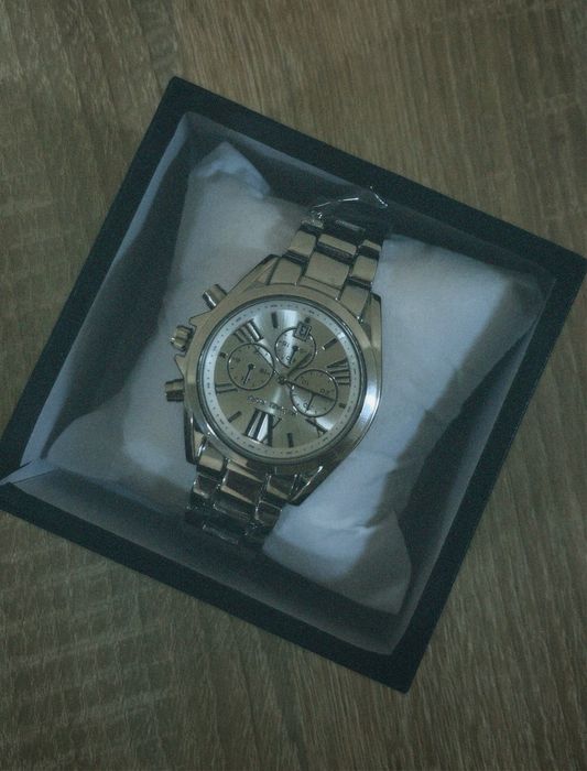 продам часы .  (отдам с коробкой)