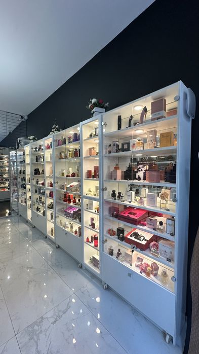 Vitrine elegante ( uși de sticlă, oglinzi pe interior , leduri )