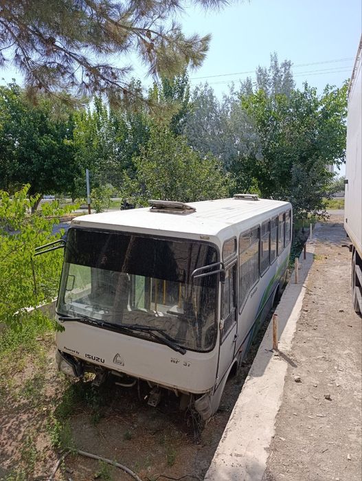 Автобус продаёт без рамы.