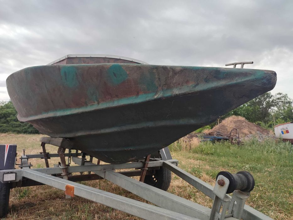 Barca mica, cocheta pentru motor mic