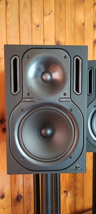 Behringer Truth B2031P пасивни тонколони