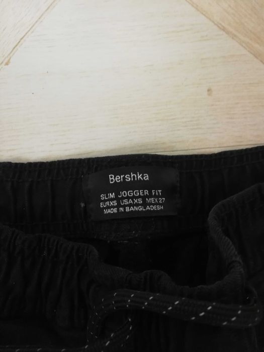 Актуален мъжки панталон на  Бершка, без етикет, зимен, XS размер.