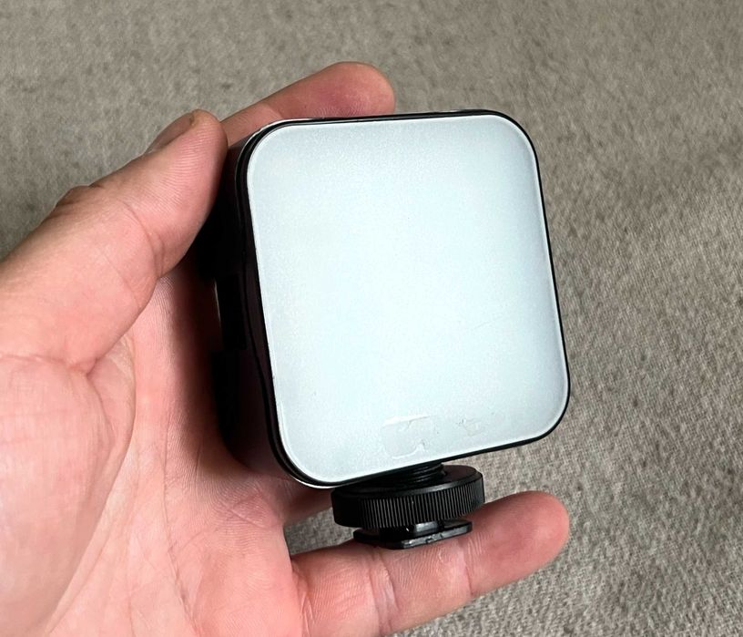 Lampa LED foto video compacta cu alimentare pe baterii AA reglabila