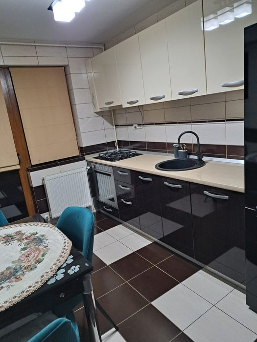 Vând apartament 3 camere .