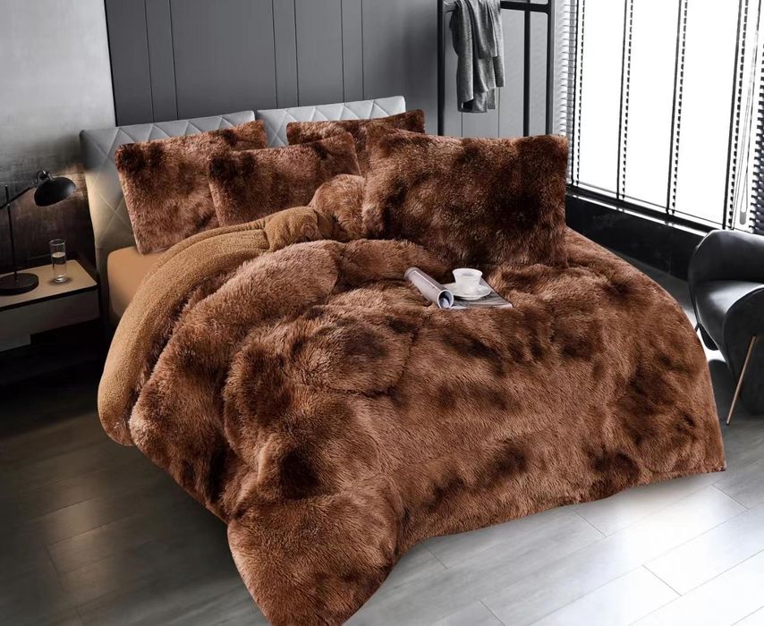 Pilota fluffy și două fete de perna