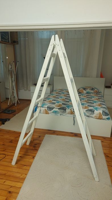 Дървена стълба с метален обков