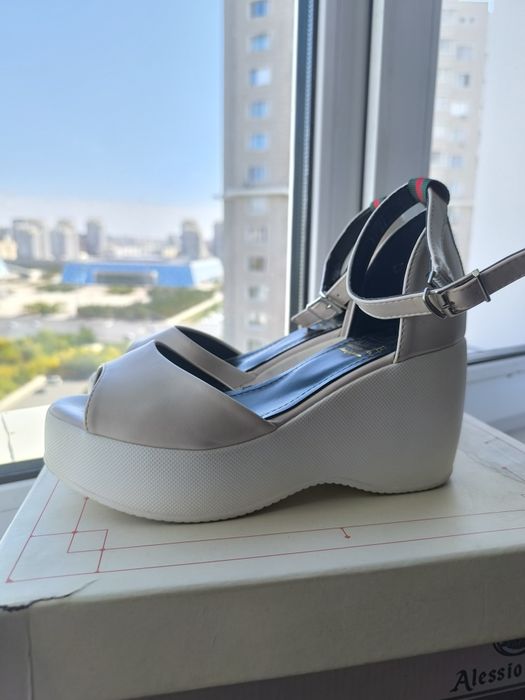 Новые женские туфли