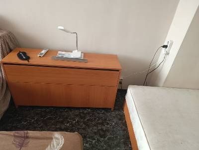 Спалня с матрак и комод