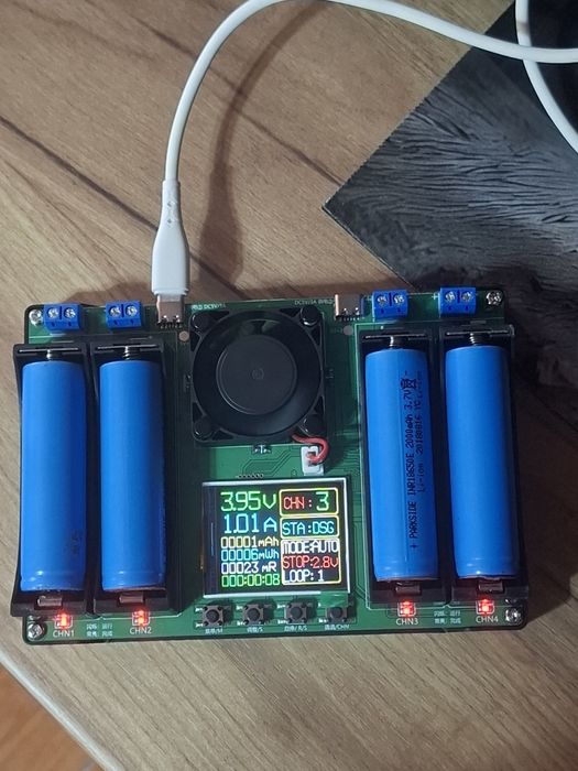 Tester acumulatori 18650 cu functia incarcare/descarcare si verificare