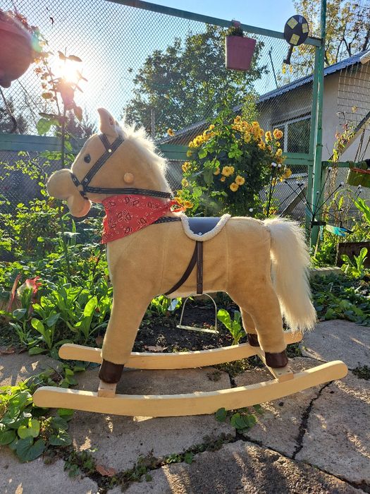 Детская игрушка лошадка-качалка