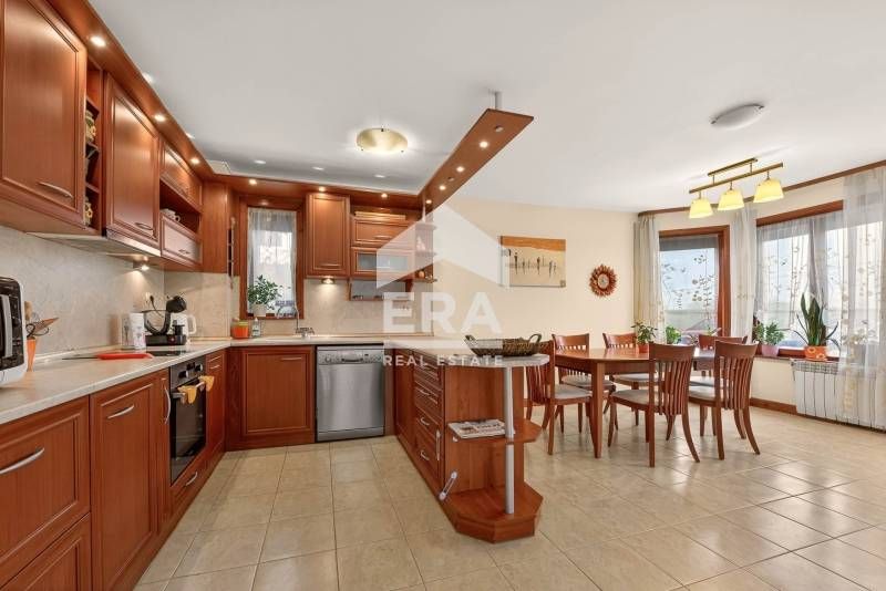 Ексклузивна, двуетажна, обзаведена къща за продажба, с голям двор, гар