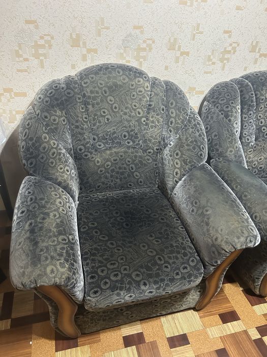Угловой диван и коесло
