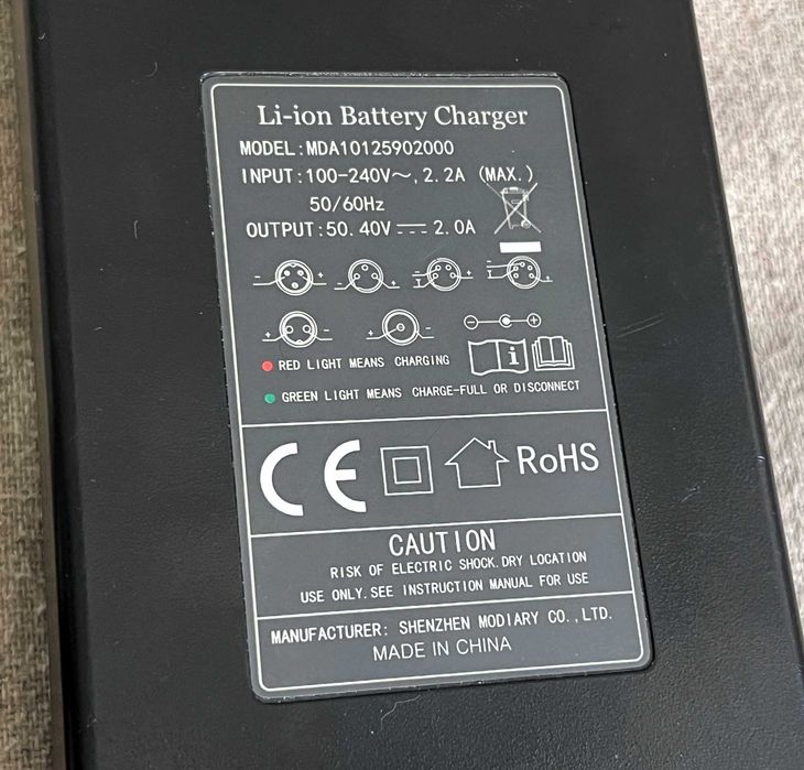 Incarcator baterie Li-ion de 54,6V 2A pentru pachetul de baterii 13S