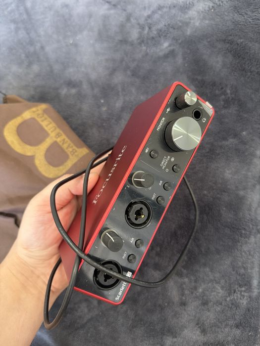 Focusrite звуковая карта с проводом