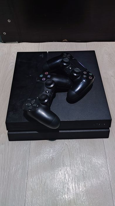 Продам PS4 Fat + 2 геймпада (9.0 прошивка)
