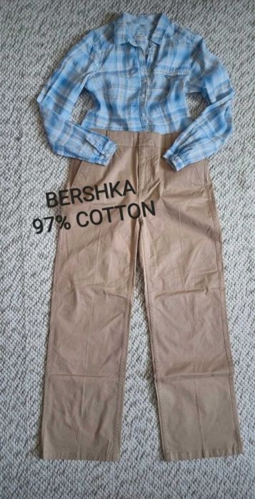 Pantaloni bej cu crac larg de la Bershka