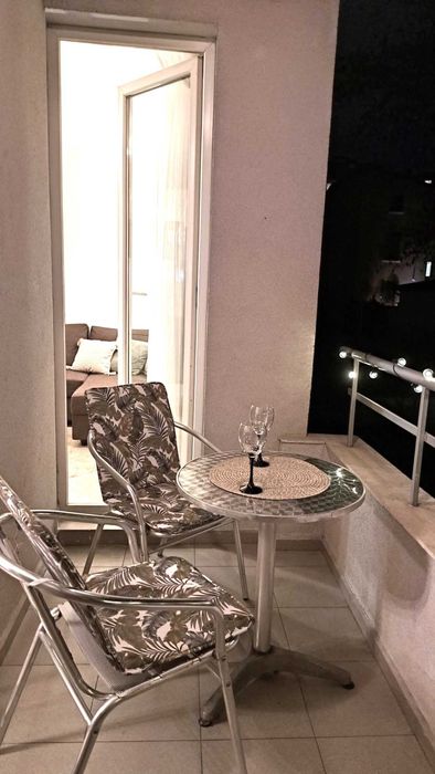 Стилен и светъл апартамент в центъра в непосредствена близост до СМГ