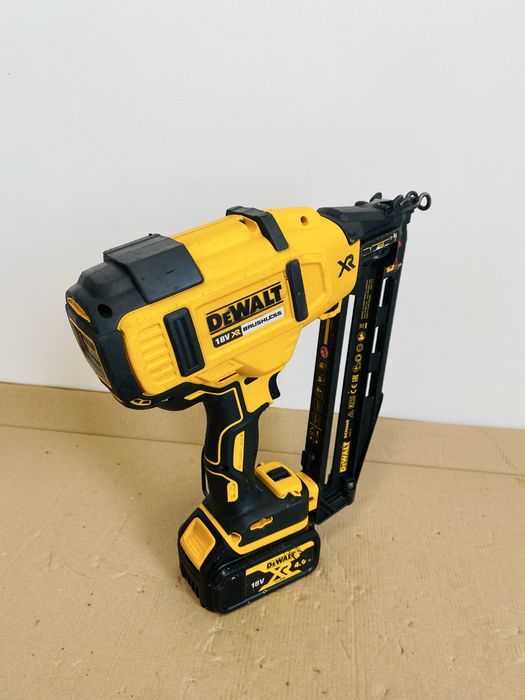 Pistol cuie Dewalt DCN660