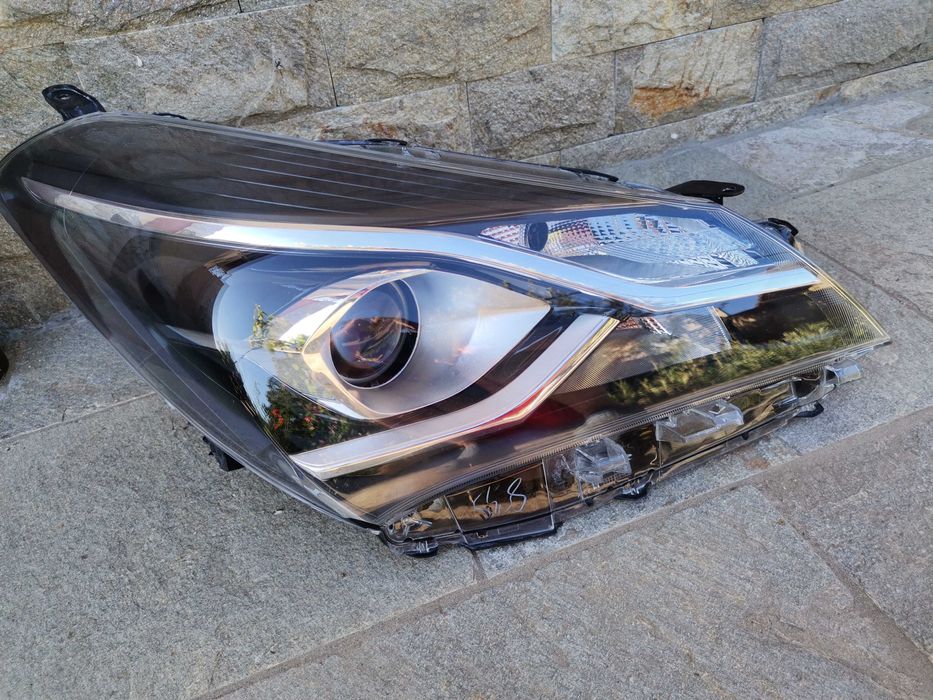 Десен R Фaр за Тойота Ярис /Toyota Yaris 2018--2020 LED  Оригинален