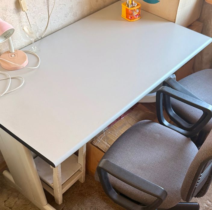 Рабочий стол с офисными стульями