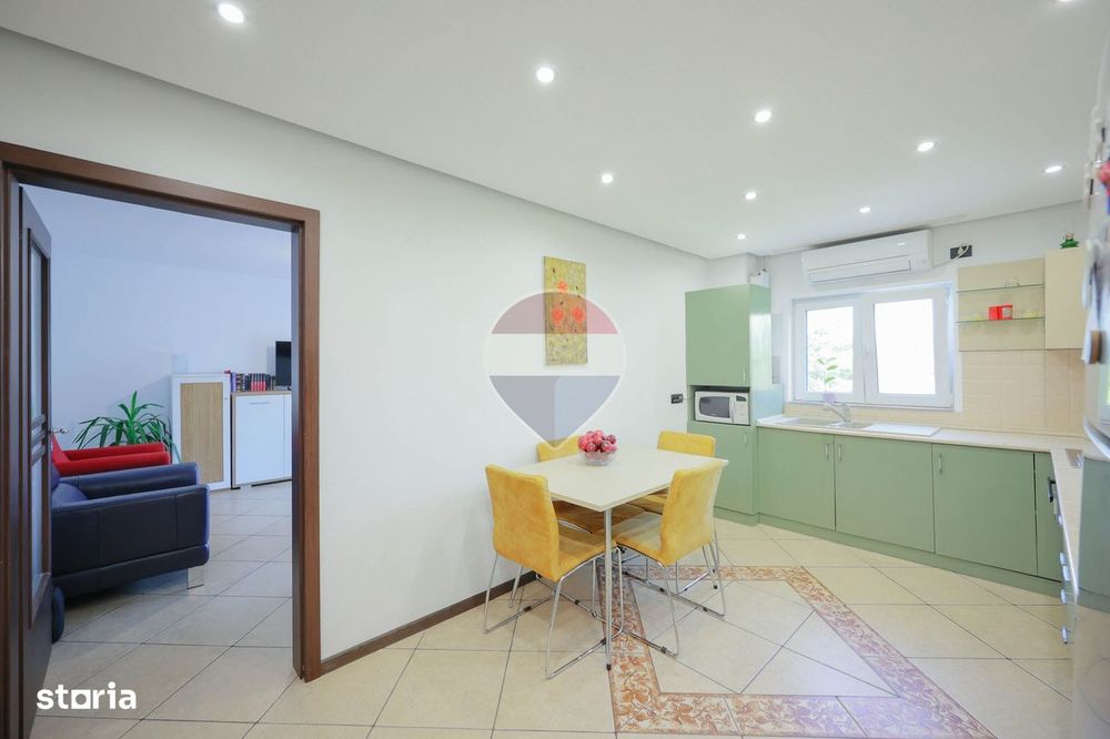 De vânzare apartament cu 4 camere și un loc de parcare, în Rogerius