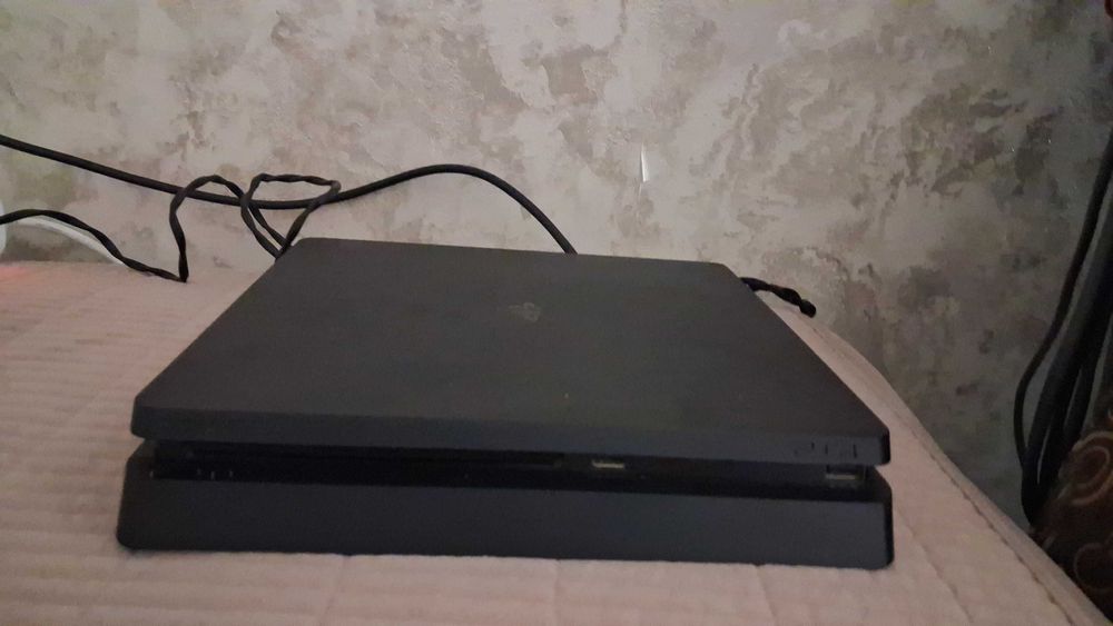 Продаю пс4 слим.