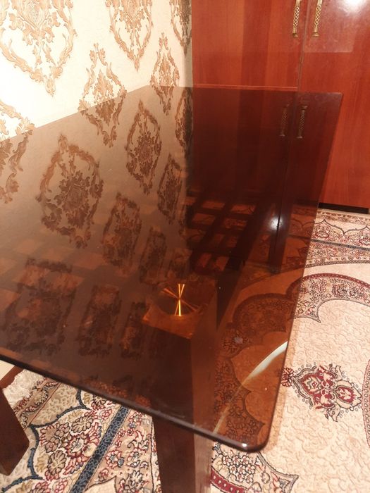 Продаю стол. Размер: Высота 80см,длина 1,м.40см.,ширина 80см.