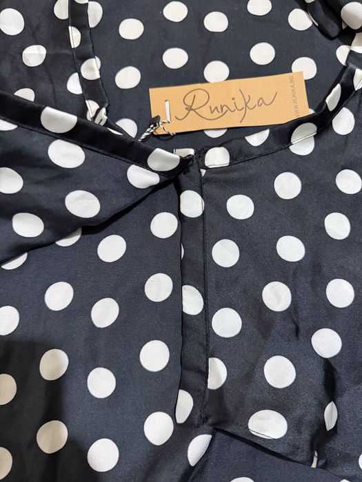 Черна блуза на guess - м размер с якичка и дълъг ръкав