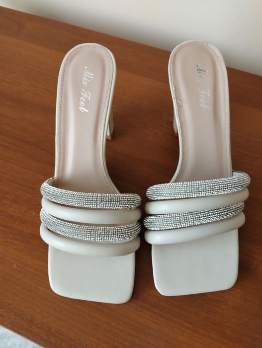 Летни чехли бежови с леки лъскави орнаменти