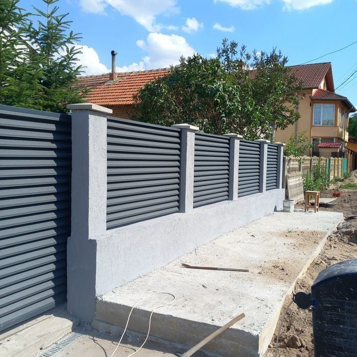 Construim la comanda dvs. garduri si porti din:
- panouri stil jaluzea