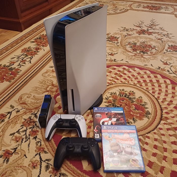 PlayStation 5 и два контроллера