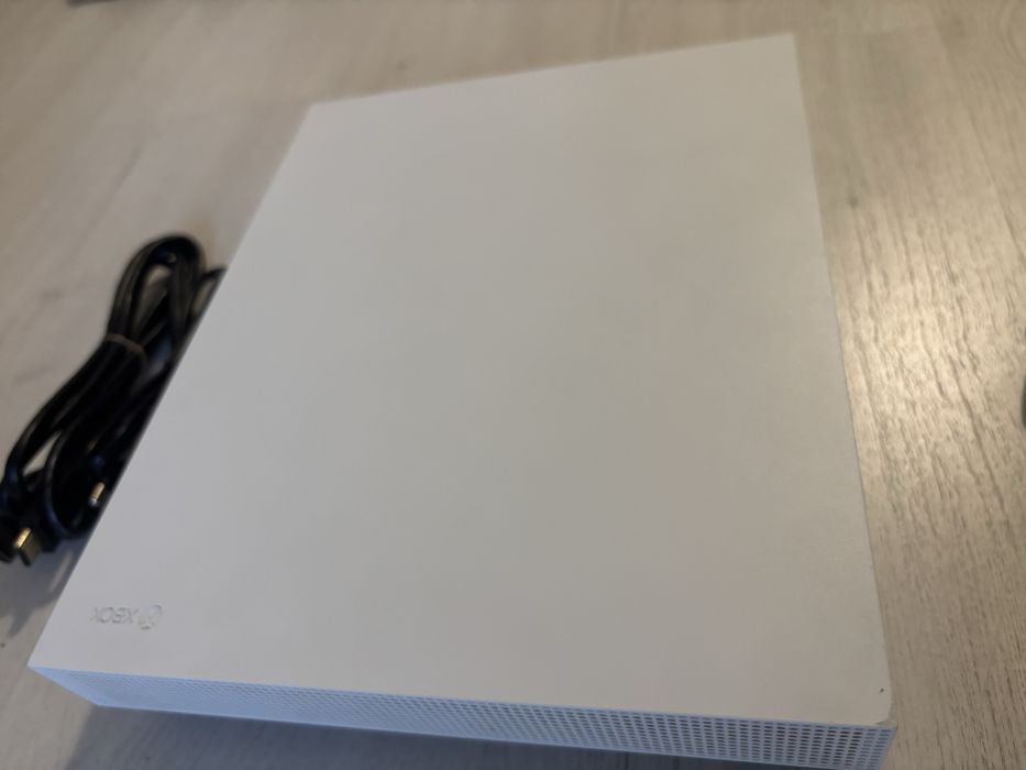 Xbox One X, white edition, 1TB, maneta, cd joc