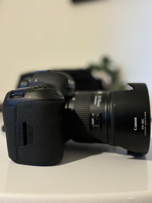 Canon 5D Mark IV + Canon 24-70mm f/2.8 L2 + 3 baterii + 2 incarcatoare