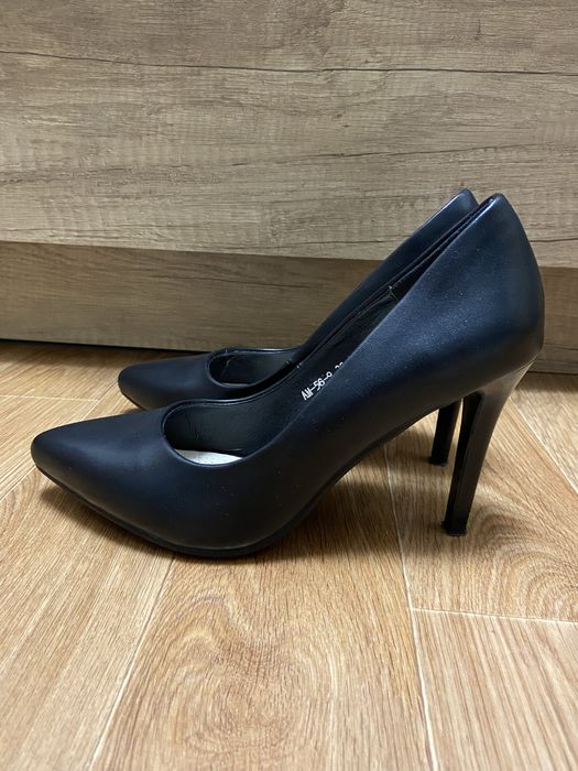 Продаю черные туфли на каблуке