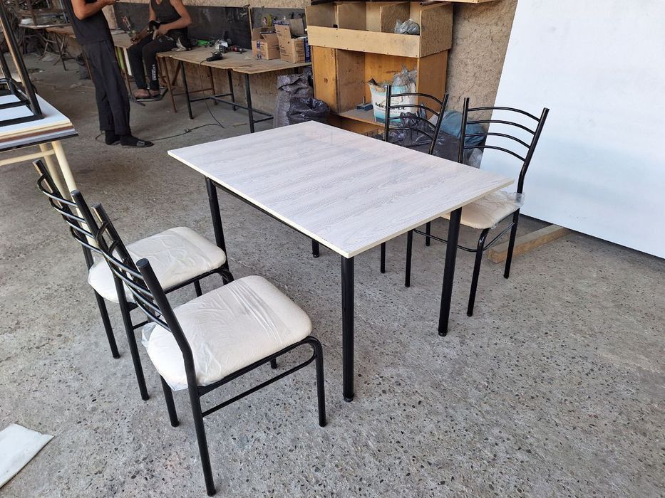 Стол и стулья кухонные